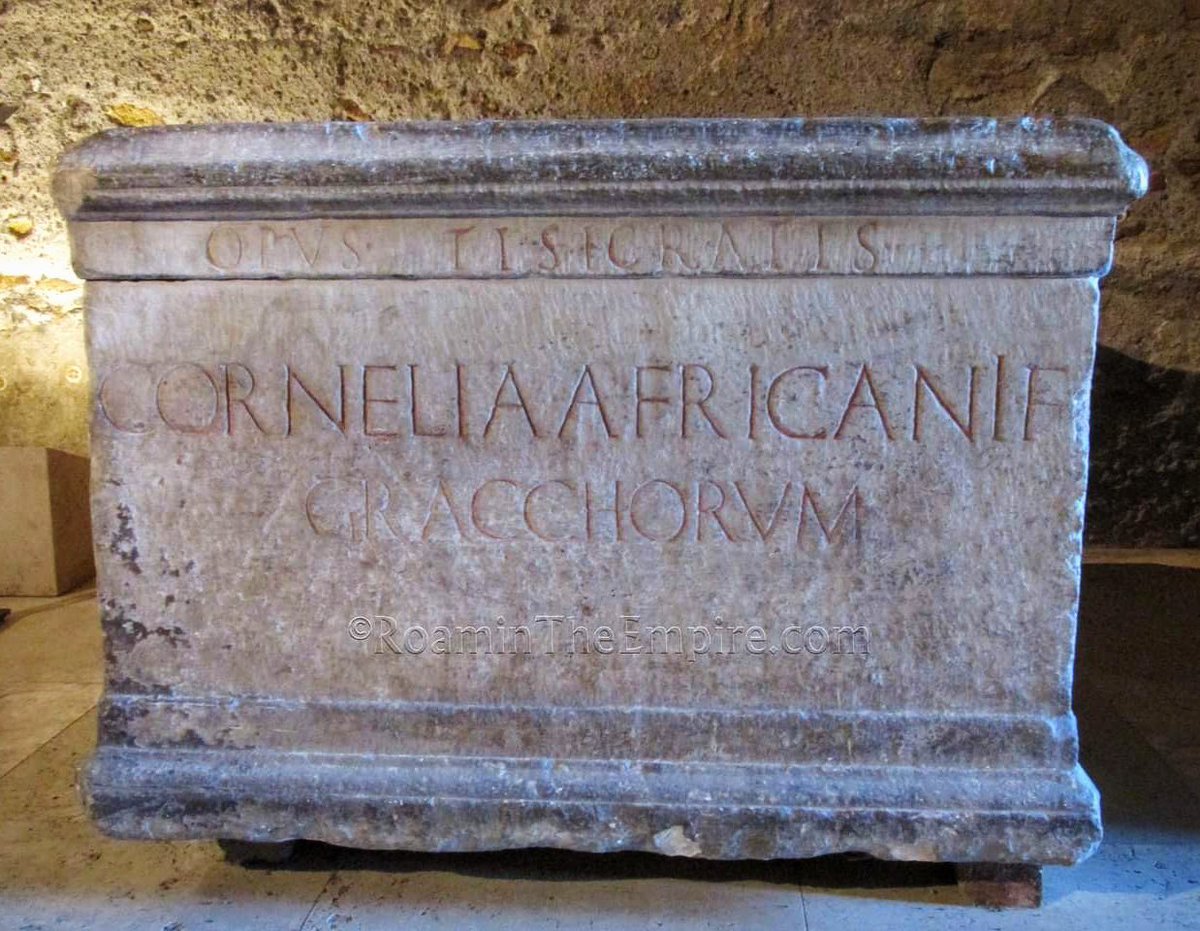 For  #EpigraphyTuesday, the statue base of Cornelia, daughter of Scipio Africanus and mother of the Gracchi brothers. A later addition seemingly attests to the statue's creation by Tisicratis! Now in the Musei Capitolini. #Archaeology  #RomanArchaeology  #Italy  #Rome