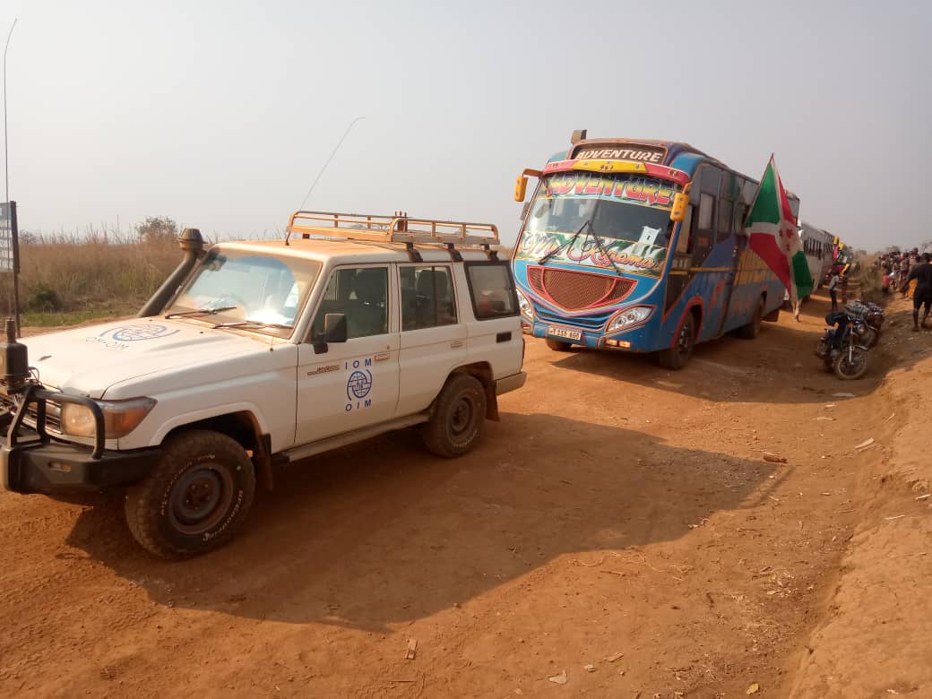 #Burundi Les burundais continuent de rentrer au bercail. 
Ce matin, 486 réfugiés soient 161 ménages ont été rapatriés en provenance des camps de réfugiés de la Tanzanie par <a href="/Le_HCR/">Le HCR</a> et accueillis au poste frontière de Gisuru en <a href="/RuyigiProvince/">Province Ruyigi</a>