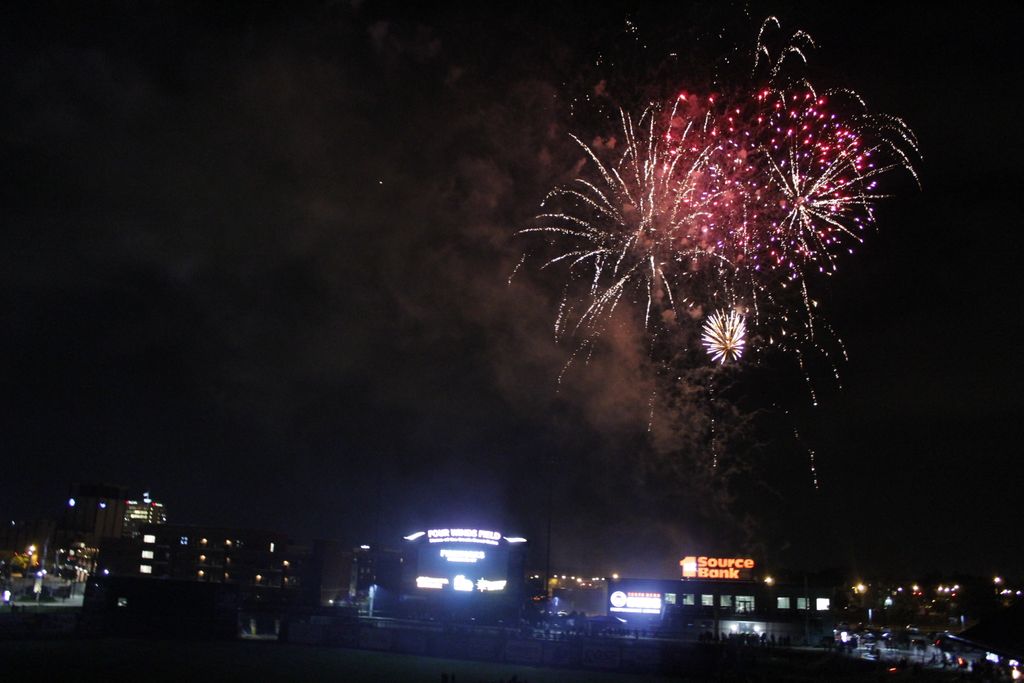 SBCubs's tweet photo. Reason No. 5 to come to #MovieNight
#FIREWORKS! 🎇
See the only fireworks show in #Michiana this Friday night after The Sandlot
Gates at 7pm, Movie at 8pm. @visitsouthbend @DTSouthBend 
🎟➡️ https://t.co/SwRFuBZLLA https://t.co/wtTrSBL2yi