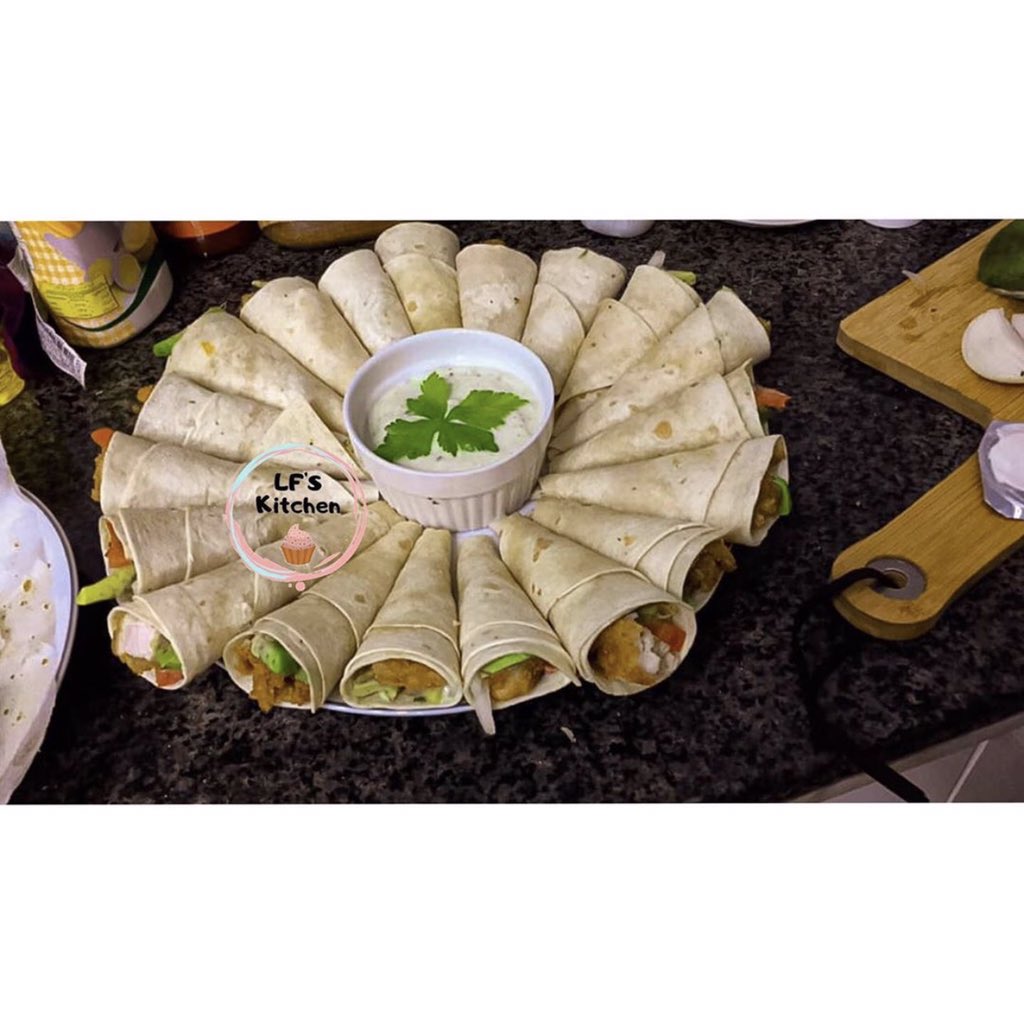 lf_kitchen12's tweet photo. Wraps au poulet pané accompagnés d’une petite sauce blanche. Un vrai délice 😋 
#pouletpanémaison #tomateoignon #avocat #sauceyaourt #foodlover #delicious #welcometomykitchen #lfskitchen https://t.co/rJ9gCYHbNc