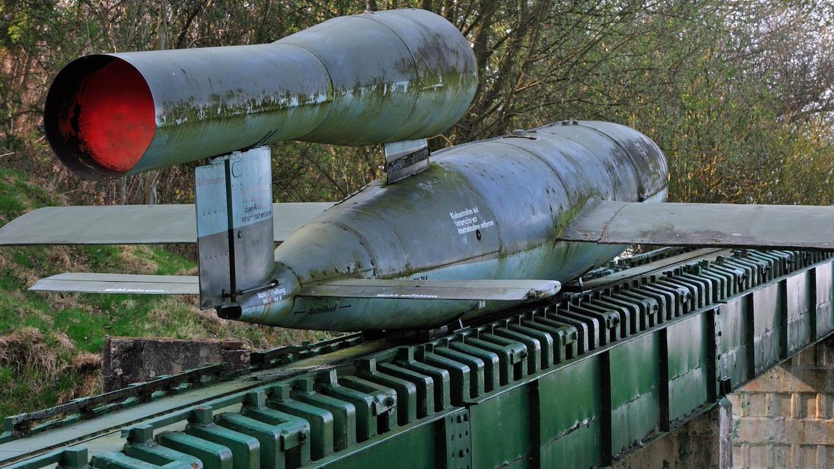 Don’t get this confused with a pulse jet engine, which looks about the same (stovepipes) but uses deflagration rather than detonation. The less efficient cousin of the PDE was even used in the German V-1 flying bomb in WWII. 10/n  https://www.tellerreport.com/amp/2019-11-29---parts-german-v1-from-world-war-ii-found-at-deventer-.SJX3GmYRhr.html