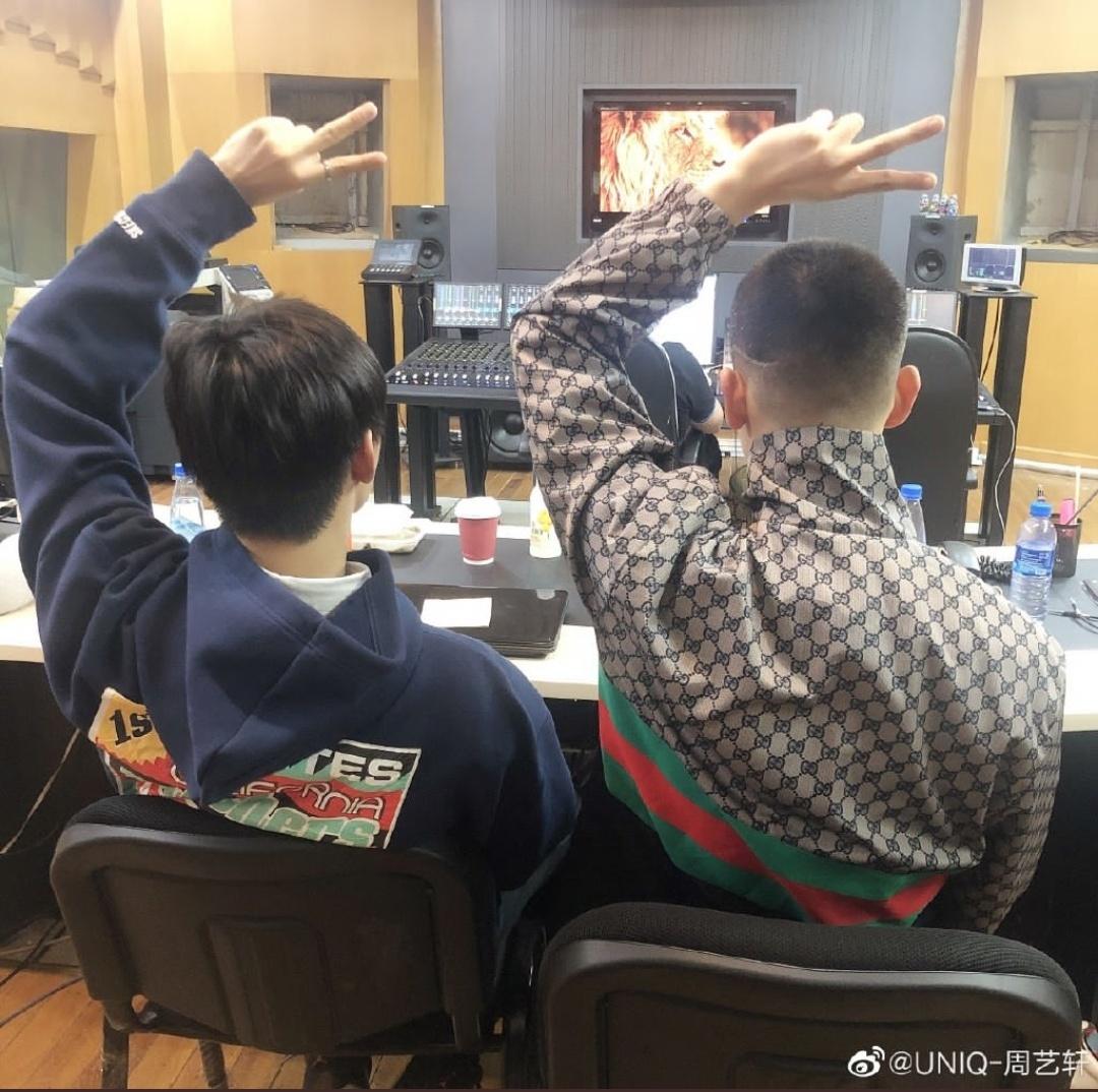Eremika4EverFTW's tweet photo. #WangYibo and #ZhouYixuan (#UP7) sharing the same Gucci Jacket... It so it seems... It's actually Xuan-ge's jacket, baby Yibo took it from him during the rehearsal for Yuehua family concert. Because sharing is caring. 💚 https://t.co/1pOWjBS8KB