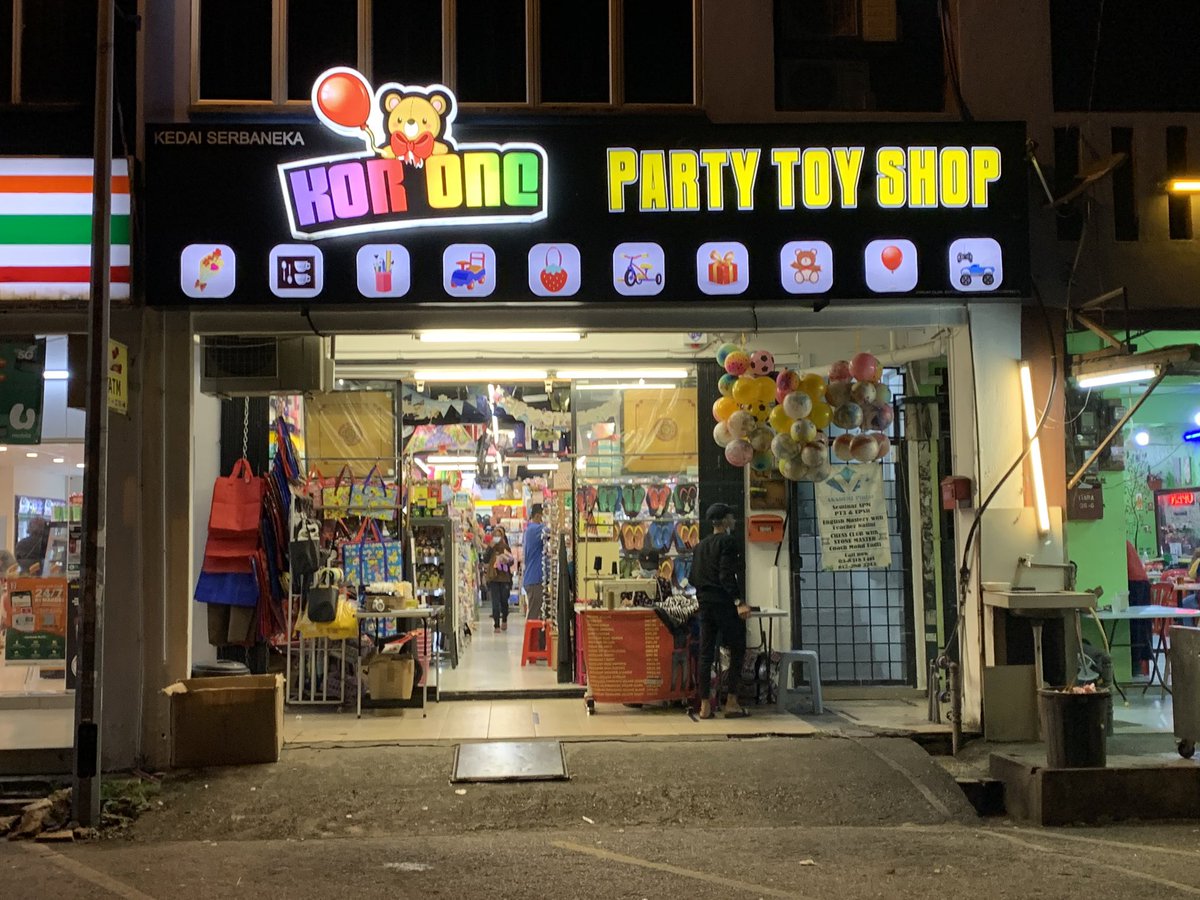 Twt_Cyberjaya's tweet photo. Meriahnya kedai Party Toy Shop di Putra Perdana ni. https://t.co/jnDZjtznZA