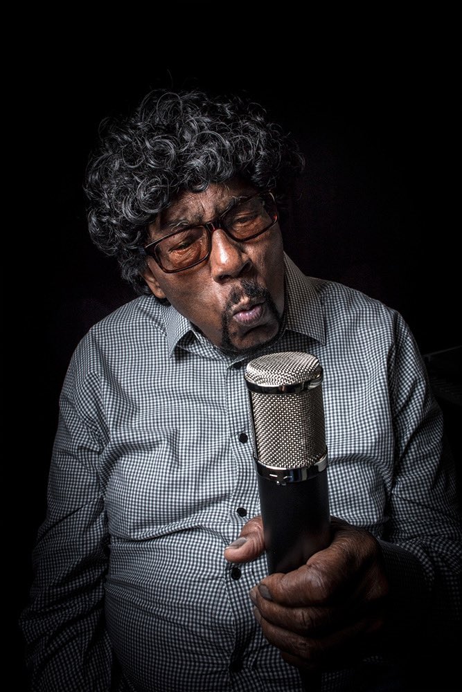 LautenAudio's tweet photo. 😎Legendary R&B drummer James Gadson with his LA-320. James uses our LA-120 and 220 mics all over his kit too.
•
•
#FamilyOwned #microphone #hiphop #rnb #la120 #la220 #la320 #jamesgadson https://t.co/NLlEdYrVDh