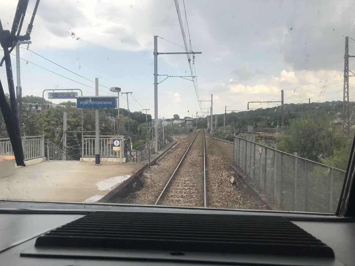 SecteurVCHSCR's tweet photo. Tournée en train suite aux fortes chaleurs sur le secteur. Ici en en queue d’un train pour Versailles Rive Gauche pour vérifier l’état de la voie https://t.co/0LOj1VXKYG