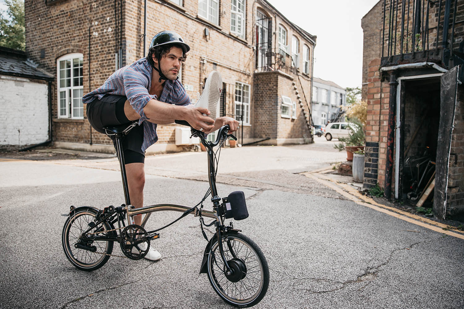 ARCC Bikes on X Happy to see that adamhusler has found multiple uses for his gifted ARCC Brompton. Photo captured by yogaandphoto . . ARCCBikes brompton bromptonelectric electricbrompton ebike