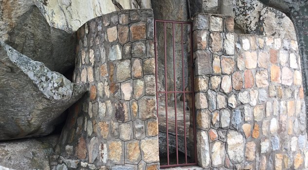 14. King Mzilikazi's grave is currently derelict & in a sorry state. This is in stark contrast to the graves of Cecil John Rhodes & Leander Starr Jameson which are about 1.5km from the king's grave within the sacred hills. The Khumalos have since put a wall to protect the cave.