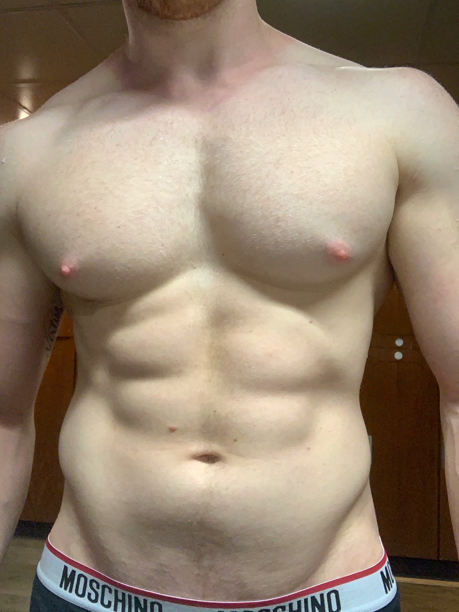 _DMfit's tweet photo. Y’all know how much I love chest day 😉 https://t.co/9C7ceIBc7h