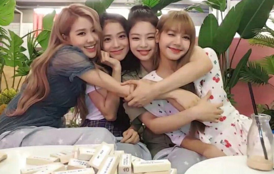 im still sad we didn’t get an ot4 anniversary vlive this year #ExaBLINK  #ExaBFF  @BLACKPINK