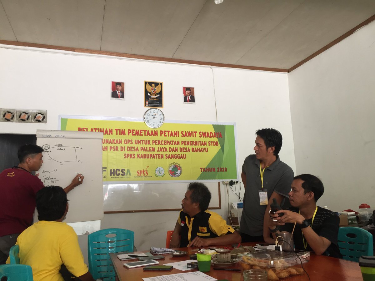 InfoSPKS's tweet photo. Pelatihan tim pemetaan petani sawit untuk percepatan data STDB dan PSR di 2 desa anggota kami di kabupaten sanggau. @dartowojtyla @DelonMH @SyahrinaClimate #infospks #infopetanisawit https://t.co/faC8LRC9ZW