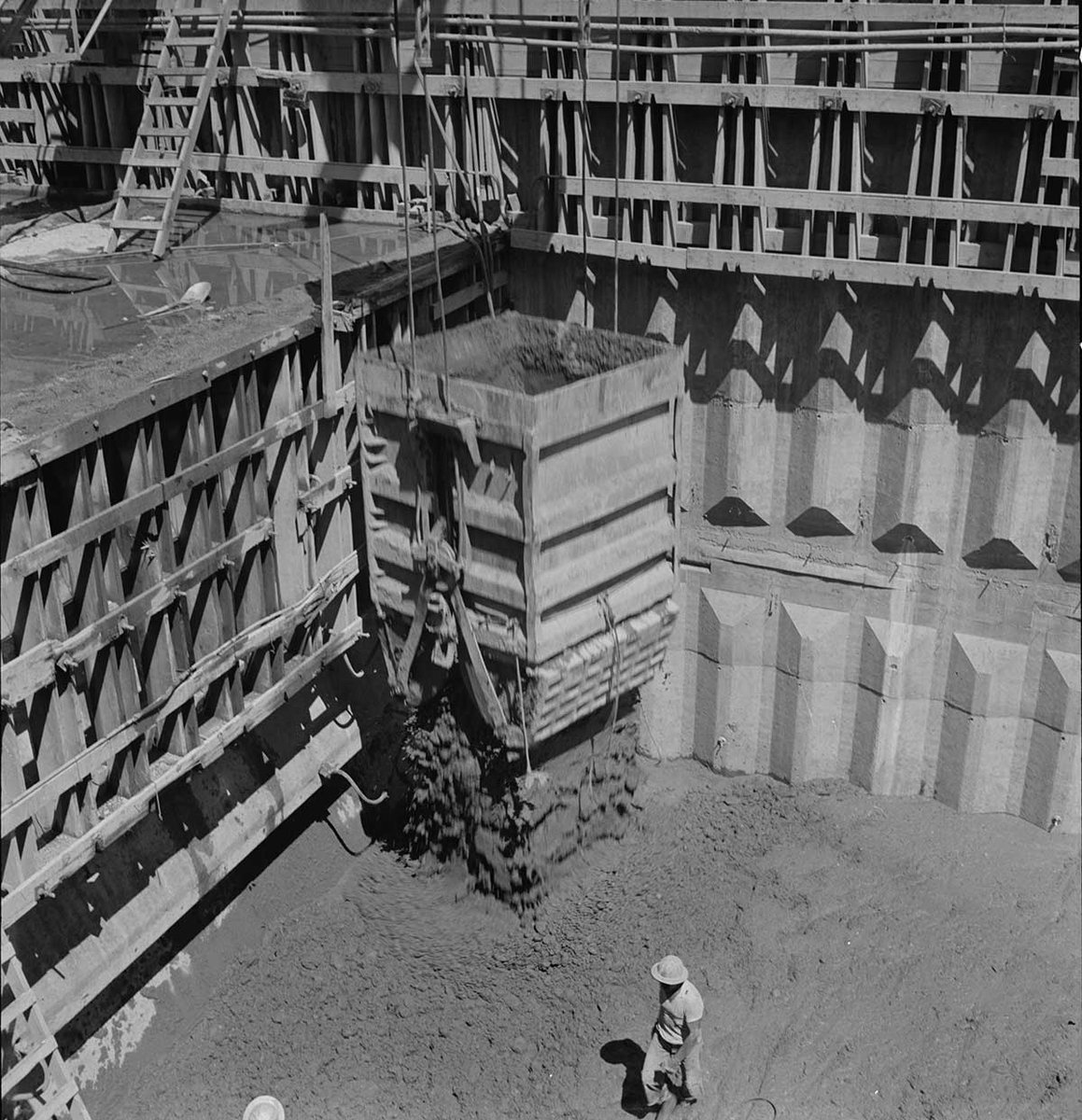 PucudaNetting's tweet photo. Dumping concrete in the construction of Shasta Dam, Shasta County, CA (1941). 

Photo courtesy of The Library of Congress.

#construction #constructionlife #constructionworker #constructionsite #SafetyNetting #DamConstruction #Cement #ConcreteConstruction #ShastaDam #safety https://t.co/sDWHJnWUBa
