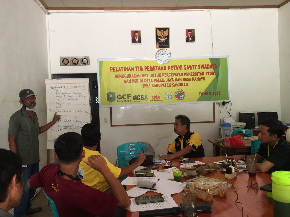 InfoSPKS's tweet photo. Pelatihan tim pemetaan petani sawit untuk percepatan data STDB dan PSR di 2 desa anggota kami di kabupaten sanggau. @dartowojtyla @DelonMH @SyahrinaClimate #infospks #infopetanisawit https://t.co/faC8LRC9ZW