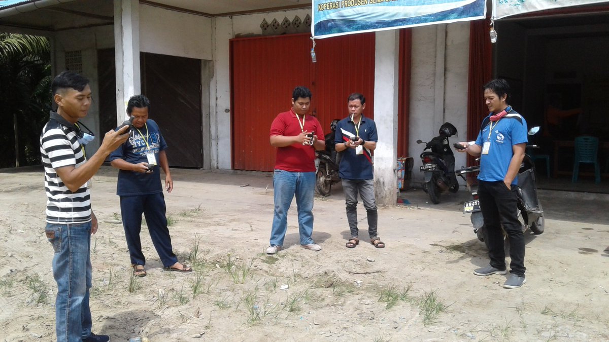 InfoSPKS's tweet photo. Pelatihan tim pemetaan petani sawit untuk percepatan data STDB dan PSR di 2 desa anggota kami di kabupaten sanggau. @dartowojtyla @DelonMH @SyahrinaClimate #infospks #infopetanisawit https://t.co/faC8LRC9ZW