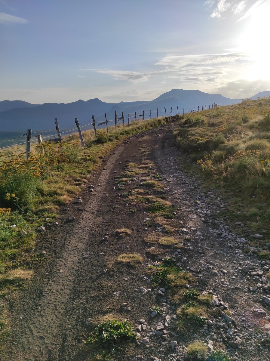 berc_maxime's tweet photo. Voici les magnifiques paysages de mon déplacement le #Cantal
#gr400 @cantalauvergne @PuyMary_off @Auvergne @auvergnerhalpes https://t.co/uvjE4gdtvl