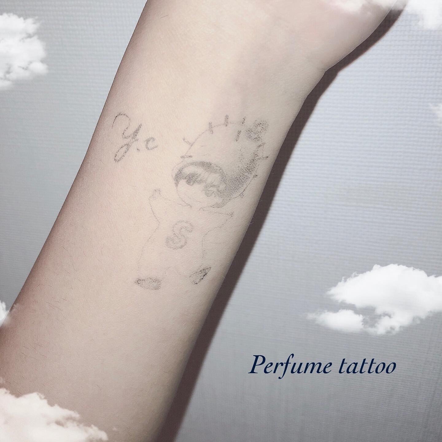 菜侑 なゆ 香水タトゥーやってみた さぼちゃんかわいい さぼねんちゃんのイラストはネットで見つけたものです なので描いた方の許可はいただいてないのでもし不快に思われた方がいたらすみません 文字はreroadの衣装の背中の文字を使いました