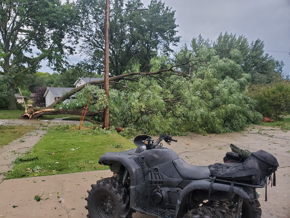 brookjonell's tweet image. Iowa “hurricane” in August. 🖕 you 2020 #stillnopower