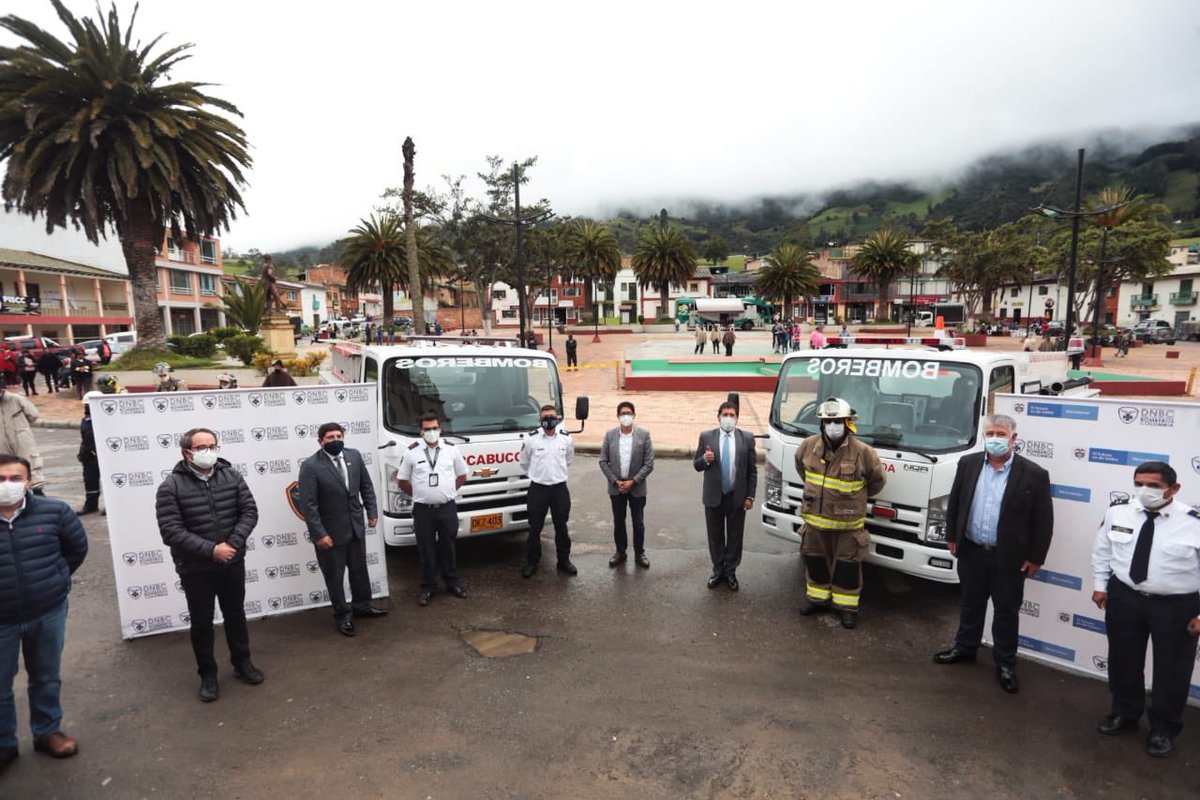MinInterior's tweet photo. Bomberos de los municipios de Ventaquemada y Arcabuco, @GobBoyaca, recibieron del @MinInterior dos vehículos tipo cisterna, uno para cada municipio, en el marco de la campaña #ColombiaEstáContigo #UnMillónDeFamilias @BomberosTunja  @AliciaArango @chbenavidesc @DNBomberosCol 🚒👩‍🚒 https://t.co/TQUYIKv5aA