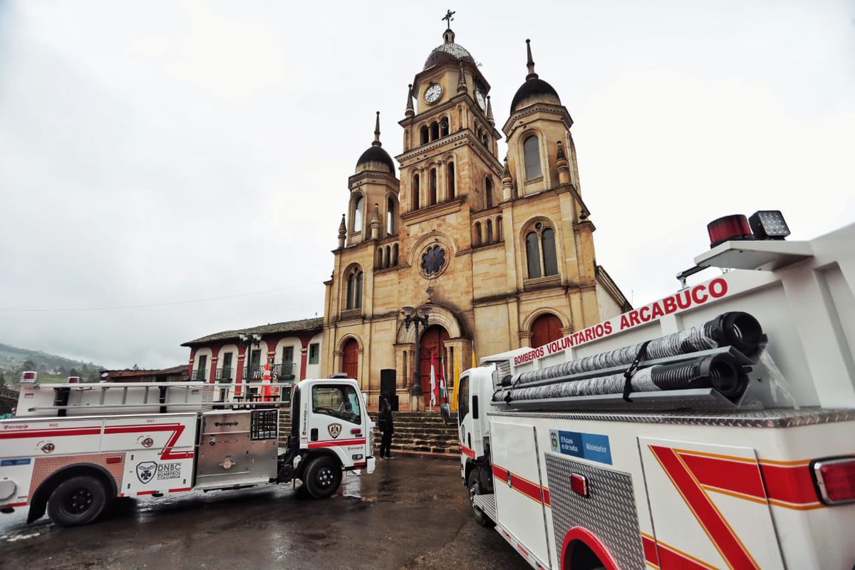 MinInterior's tweet photo. Bomberos de los municipios de Ventaquemada y Arcabuco, @GobBoyaca, recibieron del @MinInterior dos vehículos tipo cisterna, uno para cada municipio, en el marco de la campaña #ColombiaEstáContigo #UnMillónDeFamilias @BomberosTunja  @AliciaArango @chbenavidesc @DNBomberosCol 🚒👩‍🚒 https://t.co/TQUYIKv5aA