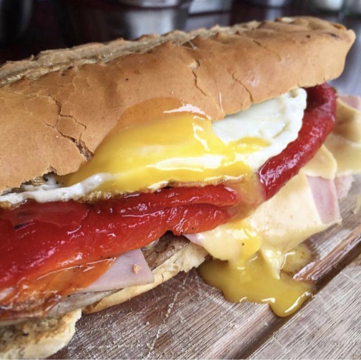 El mejor abrigo para este día de mucho frío 🥶 
 #sinfiltro 👉🏼Sanguche de lomo con ☑️jamón ☑️queso ☑️morron ☑️huevo 💣💣 
Combinalo como quieras
#placeresdelavida #tentacion #premium