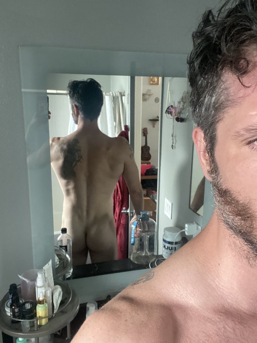 Butt vibes. https://t.co/UuDvX9QKMU