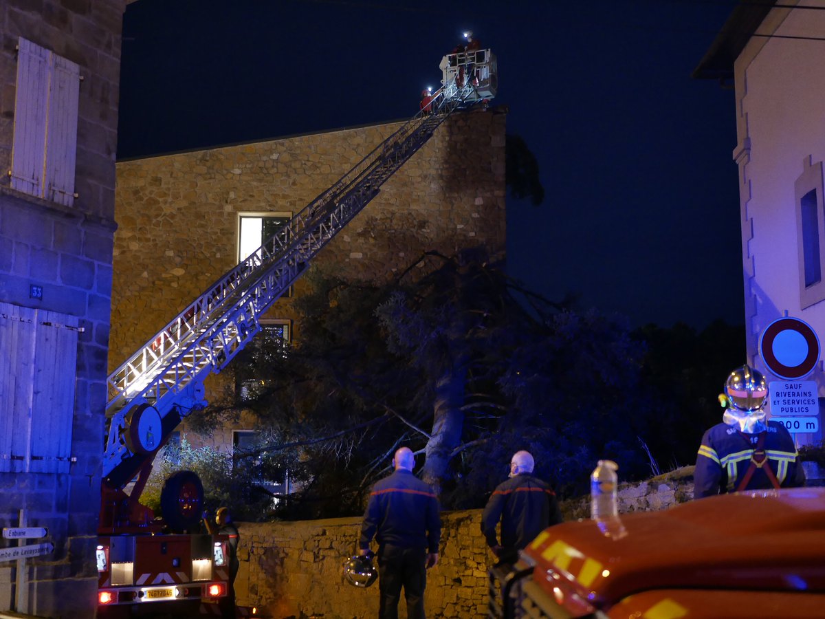 PompiersDuLot's tweet photo. Les @PompiersDuLot engagés hier soir sur 25 interventions sur la région de #Figeac suite au passage d'une #MiniTornade. Malgré de très importants dégâts matériels, pas de #Victime à déplorer... #GRIMP46 @Prefet46 @VISOV1
https://t.co/8lDM9F0lVl https://t.co/6JScBoBIbq