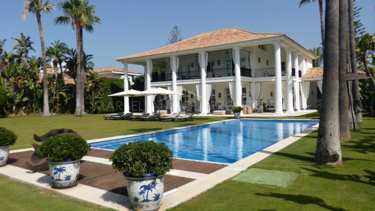 🤩Get yourself a stunning holiday home in Casasola, situated between the towns of #SanPedro and #Estepona.
🏠A fabulous villa #ColonialStyle front line beach marbellauniqueproperties.com/en-239-00767P_… Ref. 239-00767P