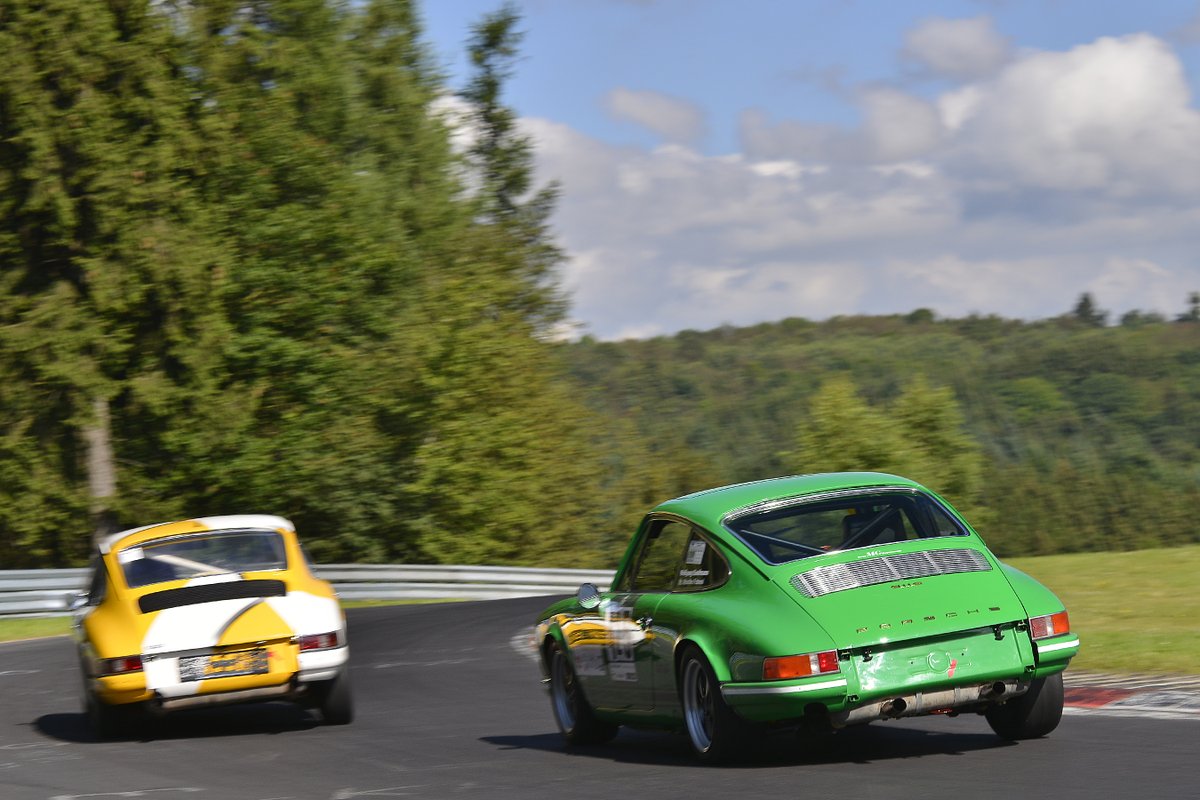 Frozenspeed's tweet photo. Classic 911s dueling on the Nordschleife, it doesn't get much better than this. #AvDOGP #OldtimerGP https://t.co/pA5HT4XomV