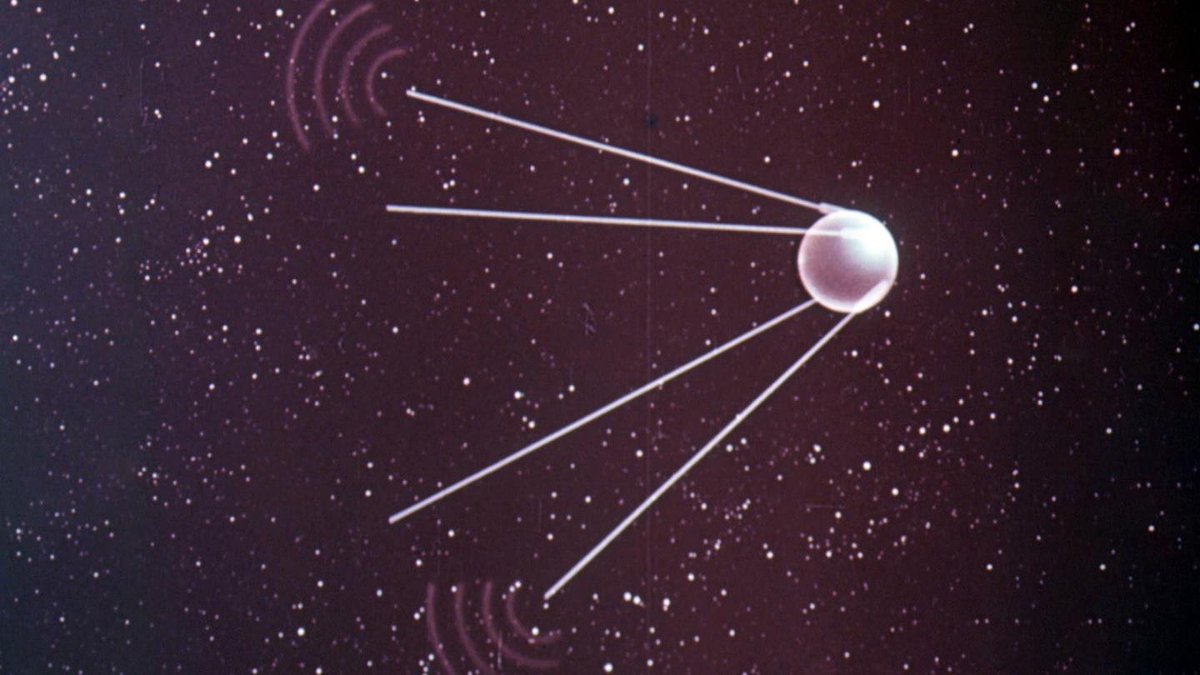 La carrera espacial comenzó oficialmente el 4 de octubre de 1957 cuando la URSS lanzó el primer satélite artificial, Sputnik. Lo que conmocionó al público estadounidense fue el sonido de su señal, un "bip-bip" que despertaba miedo y especulaciones sobre un nuevo Pearl Harbor.