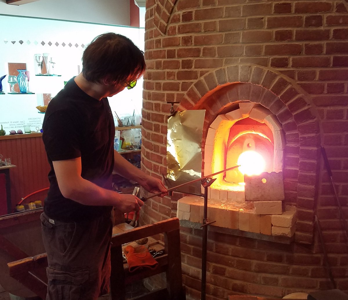 The Sandwich Glass Museum is open for the season!  Come check out our live glassblowing every hour on the hour!  #masksrequired #wepracticesocialdistancing @diannabell