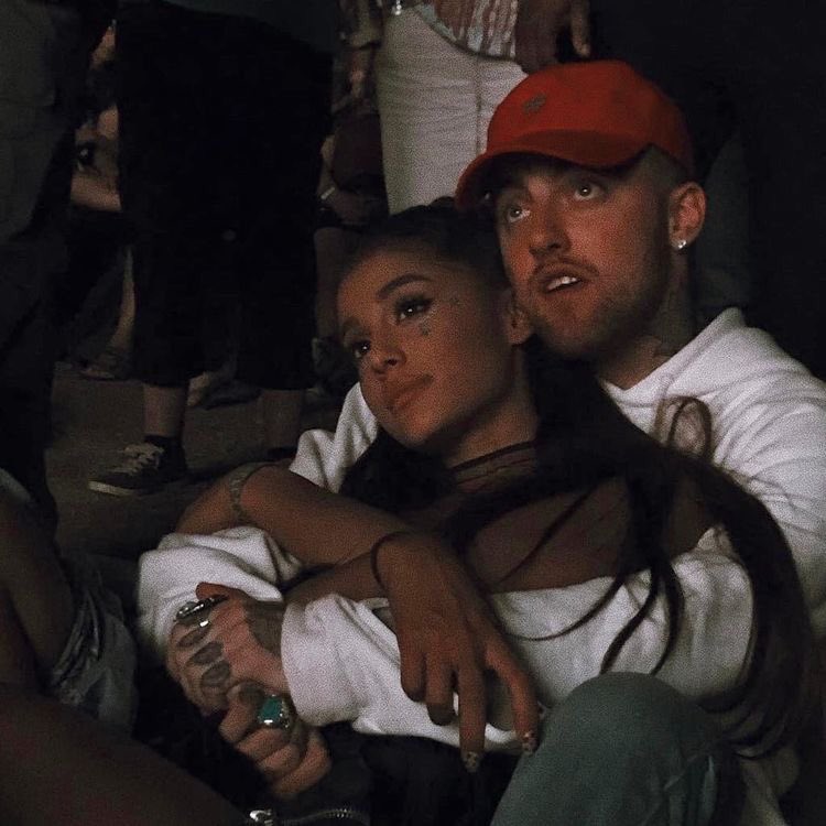 "TMZ relatou (em um artigo agora excluído) que a mãe de Mac Miller disse que o telefone de seu filho constavam 928 chamadas perdidas de Ariana Grande. 

 O que dá a entender que Ariana tem ligado para Mac desde sua morte. "