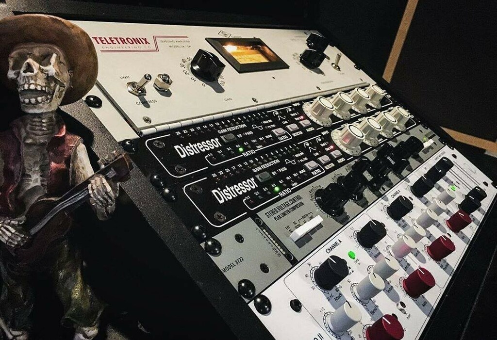 EmpiricalLabs's tweet photo. How many times do you use a Distressor in a typical session?
.
.
.
.
.
#empiricallabs #distressor #DistressorTuesday #recording #studio #recordingstudio #musicproduction #inthestudio #studiolife #producer #producerlife #studioflow #musicstudio #studiogea… https://t.co/rB5QSwhMsc https://t.co/Gl5EwXyqIQ