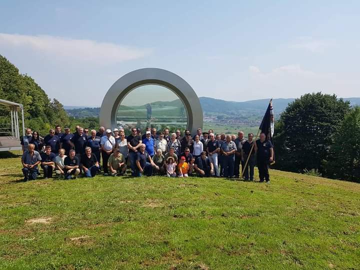 HdzSamobor's tweet photo. Pripadnici 151. samoborske brigade i njihovi prijatelji te izaslanici HDZ-a, položili su vijence na spomen obilježjima Gordanu Ledereru, stradalim pripadnicima 151. samoborske brigade i MUP-a te svim ostalima poginulima tijekom stvaranja slobodne i samostalne Hrvatske. https://t.co/MIPt2wfPBp
