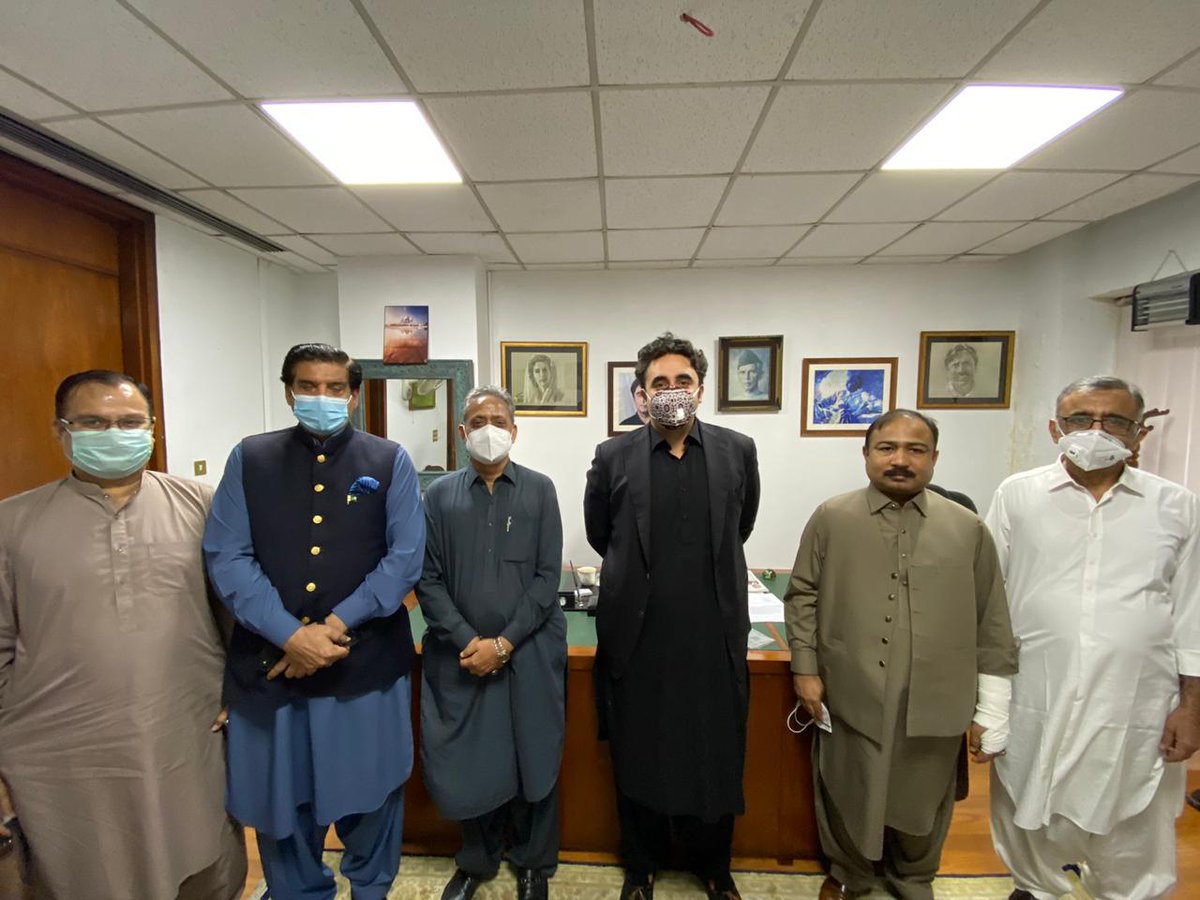 اسلام آباد:پاکستان پیپلزپارٹی کے چیئرمین بلاول بھٹو زرداری سے قومی یومِ اقلیت کے موقع پر پی پی اقلیتی اراکین قومی اسمبلی کی ملاقات

اسلام آباد: چیئرمین بلاول بھٹو زرداری سے قومی یومِ اقلیت پر اراکین قومی اسمبلی مہیش ملانی، رمیش کمار اور نوید جیوا نے ملاقات کی
<a href="/BBhuttoZardari/">Bilawal Bhutto Zardari</a>