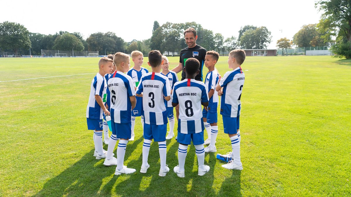 Hardys Vision: Es geht wieder los! 🙌 Nach den corona-bedingten Unterbrechung steht nun der erste 'Trainingstag für die neue U9' der Saison 2020/21 fest. Ab sofort suchen wir Nachwuchskicker aus dem Jahrgang 2013. ⚽

✍ herthab.sc/Hardys-Vision-… 

#DieZukunftGehörtBerlin #hahohe