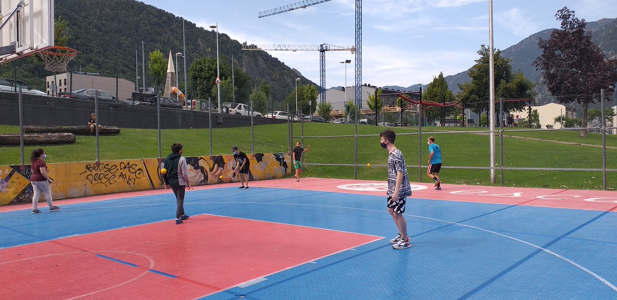 Segona sessió del Colpbol a les pistes del Prat del Roure amb els joves. 👏😄
El proper dimecres 19/08 t'esperem. No et perdis la pràctica d'aquest innovador esport únic a Escaldes. 😎
Experimenta i gaudeix 😁
#DinamitzacioJee
#colpbol #estiu #escaldesengordany
<a href="/comuee/">Escaldes-Engordany</a>