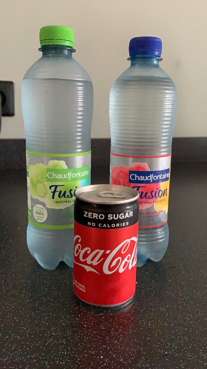 Ik heb zelf een ruildeal bedacht voor de pakketbezorgers. Zij bezorgen mijn pakketje, ik bezorg hen een koud drankje. Ik kan het iedereen aanraden, die gezichten zijn onbetaalbaar! #doeslief #hittegolf @DHLNL <a href="/PostNL/">PostNL</a> <a href="/CocaColaEP/">Coca-Cola Europacific Partners</a>