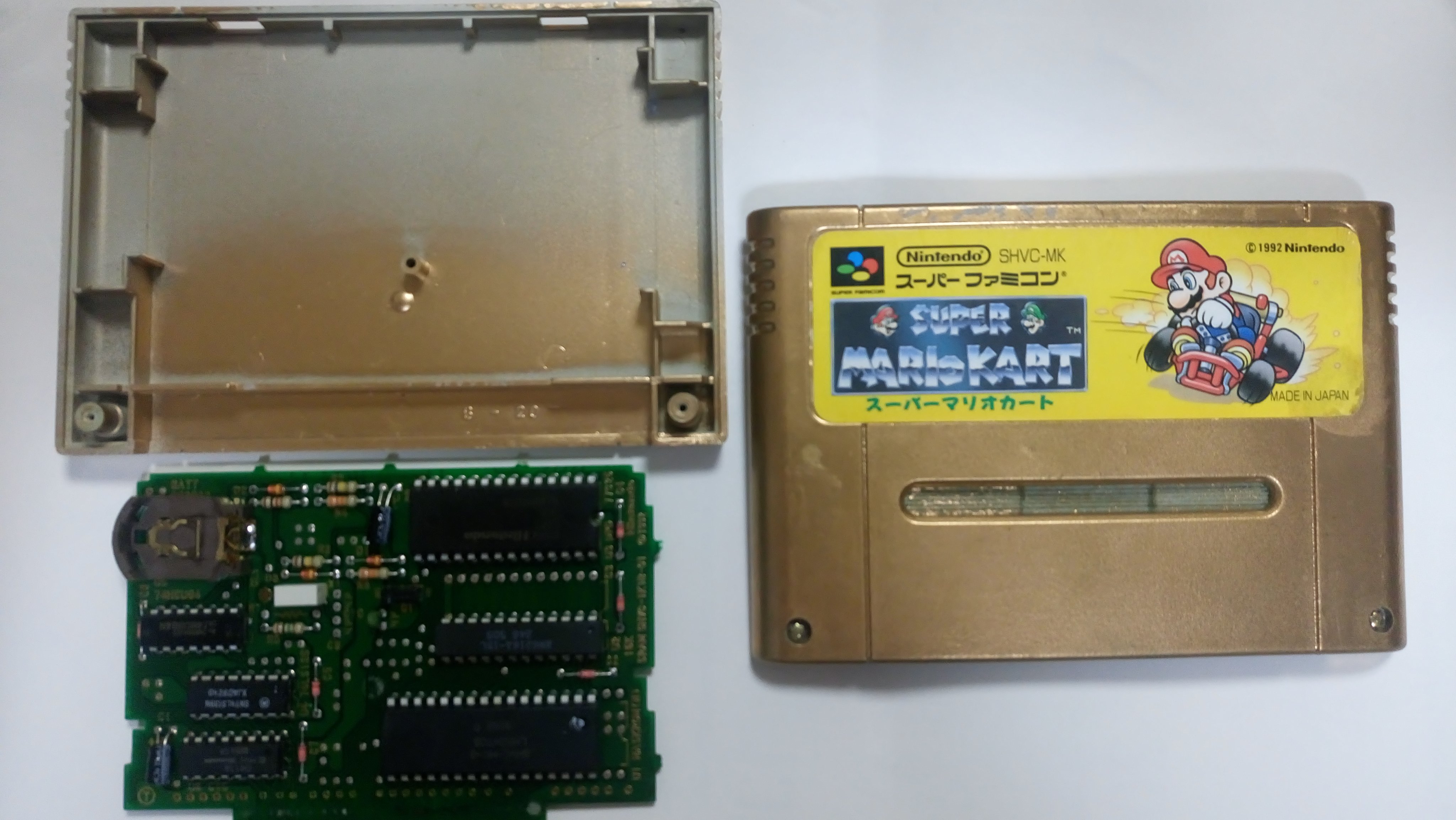スーパーファミコンカセット スーパーファミコンカセットの内部基板を見せて販売する残念な