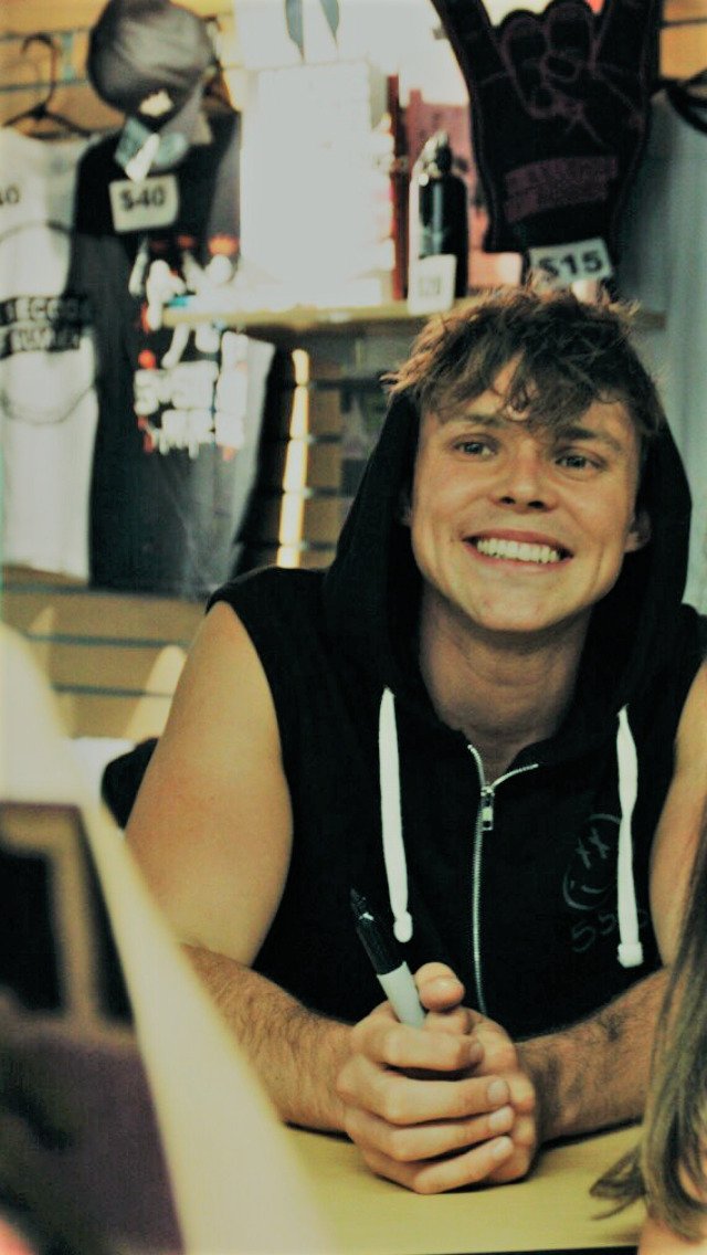 ✧Ashton Irwin being the cutest✧✧･ﾟ: ✧･ﾟ: A thread :･ﾟ✧:･ﾟ✧