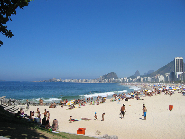 noticiariobr's tweet photo. Tenho visto loucuras em nome da infecção oportunista de coronavírus. Lembro de 2015 com infecções assemelhadas. Mas hoje vejo a insanidade do administrador público: marcar lugar na praia! #noticiariocombr #jornalistaMoreira #praia #governante #público #exageros https://t.co/mA8qowfTnJ