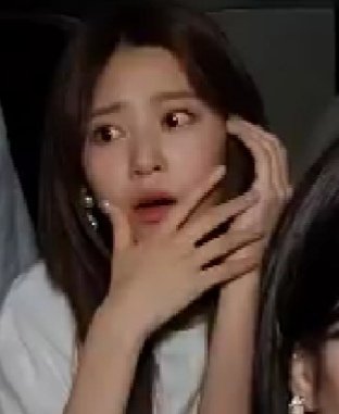 yenabiss's tweet photo. -- a not so long thread of minju's reactions during this vlive because i love it so much https://t.co/cwDGZK6YOq