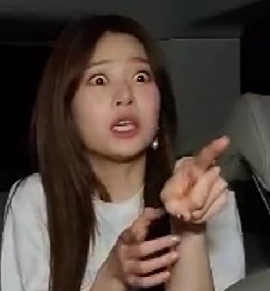 yenabiss's tweet photo. -- a not so long thread of minju's reactions during this vlive because i love it so much https://t.co/cwDGZK6YOq