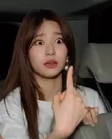 yenabiss's tweet photo. -- a not so long thread of minju's reactions during this vlive because i love it so much https://t.co/cwDGZK6YOq