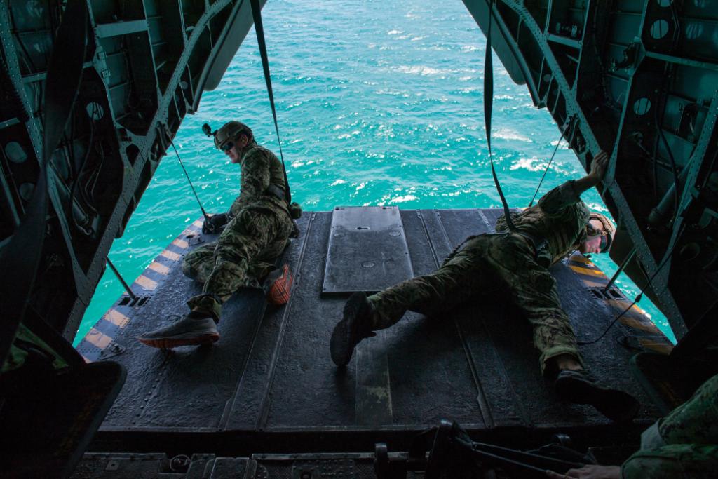 USNavy's tweet photo. #USNavy EOD technicians conduct cast and recovery training in the #ArabianGulf.  Task Group 52.3 is deployed to the @US5thFleet area of operations and conducts mine warfare operations in support of naval operations to ensure maritime stability &amp; security in the region. 🌊 💣 ⚓ https://t.co/TljON3jERh