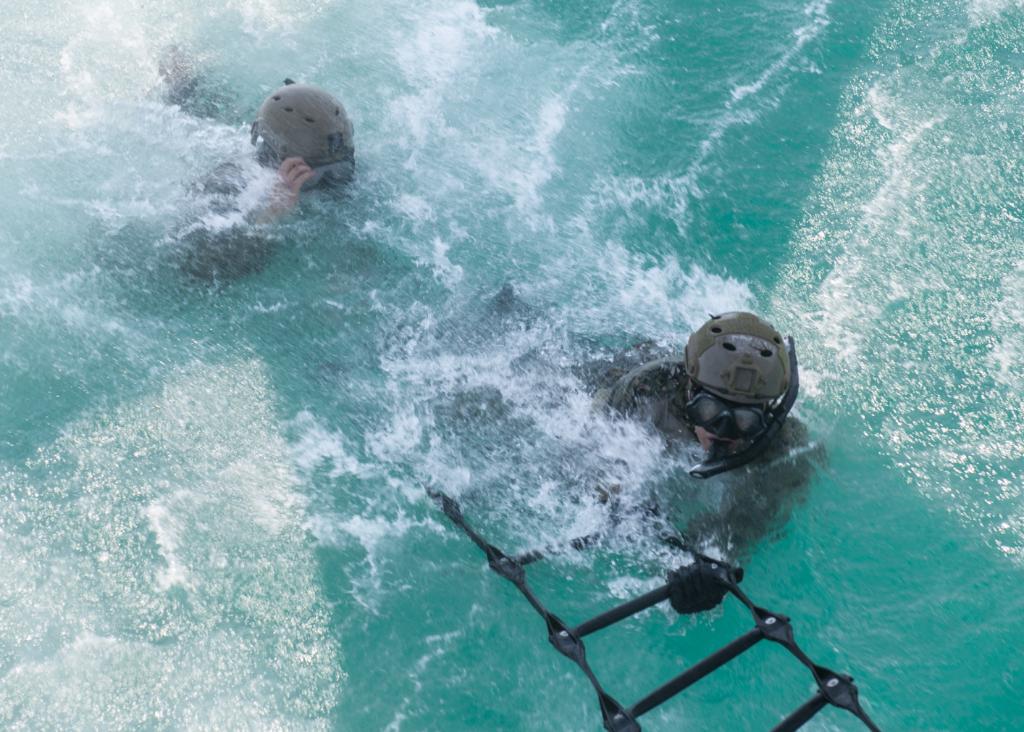 USNavy's tweet photo. #USNavy EOD technicians conduct cast and recovery training in the #ArabianGulf.  Task Group 52.3 is deployed to the @US5thFleet area of operations and conducts mine warfare operations in support of naval operations to ensure maritime stability &amp; security in the region. 🌊 💣 ⚓ https://t.co/TljON3jERh