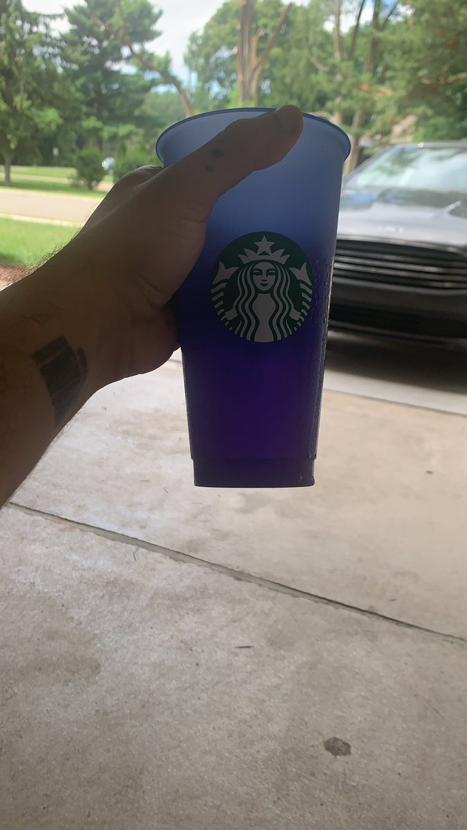 Blue cup won’t change color!! #brokencup #blue #purple #fixme <a href="/Starbucks/">Starbucks</a>
