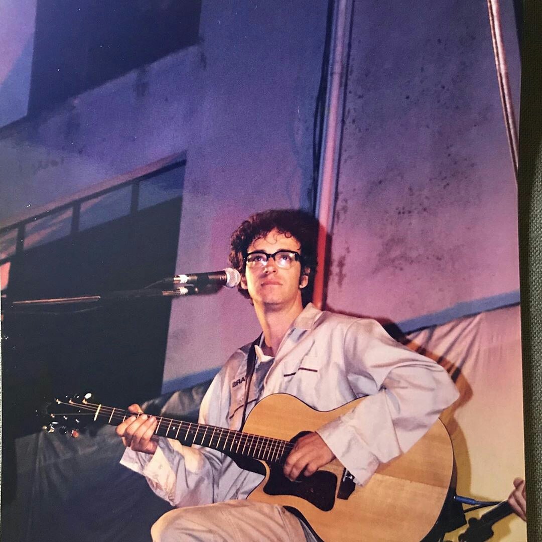 SodaStereo_Mx's tweet photo. #FelizCumpleañosCerati:

pirudina (IG): Querido amigo hoy en el día de tu cumpleaños quiero recordarte así, sencillo en este acto escolar-familiar. 
En tu mejor papel, el de papá.

Te extraño Gustavo, siempre estarás en mi.
FELIZ CUMPLE GUS 🎂🥂❤️💞 https://t.co/j22b4TktXD