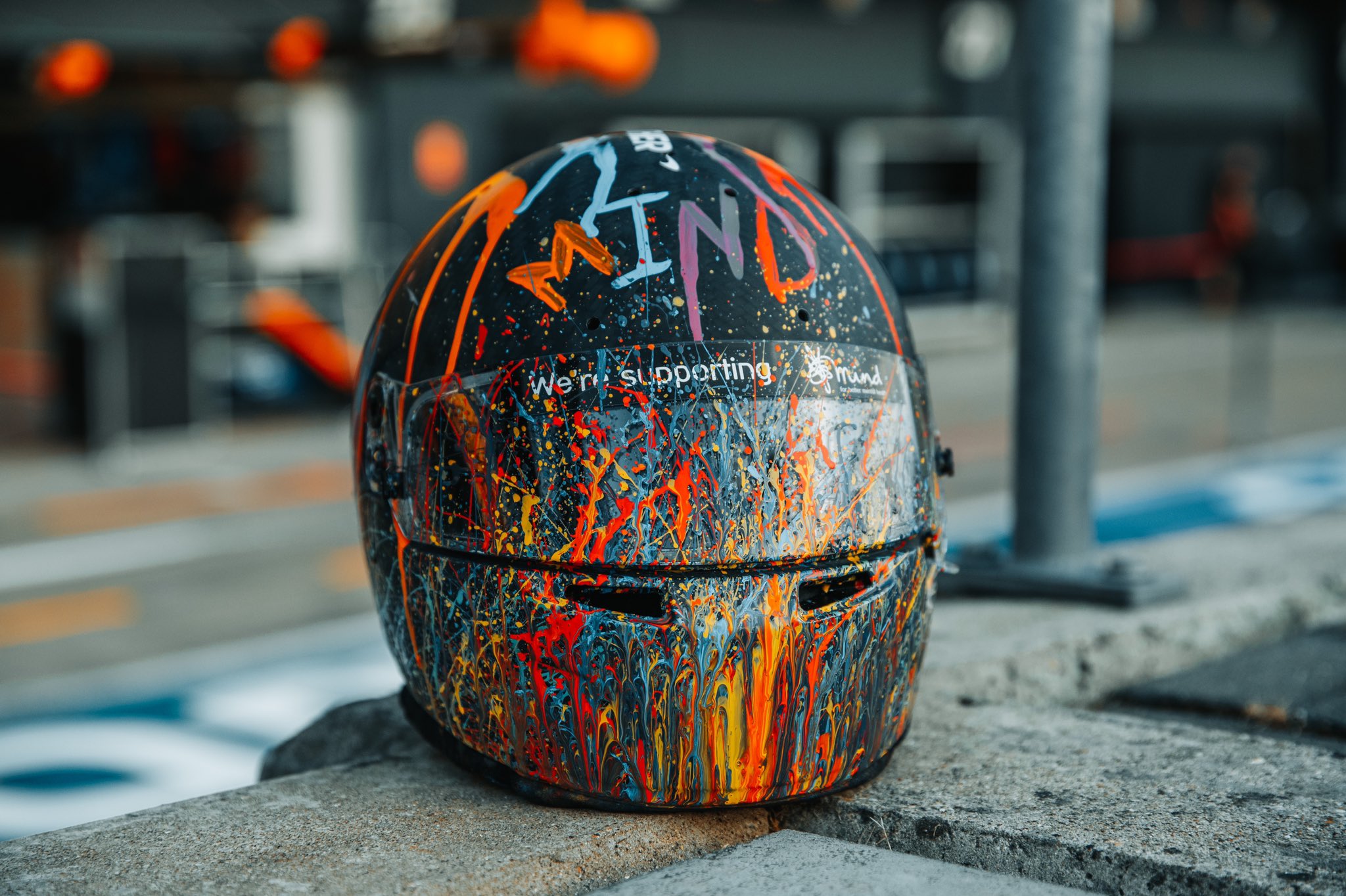 casco di Lando Norris con il logo Mind