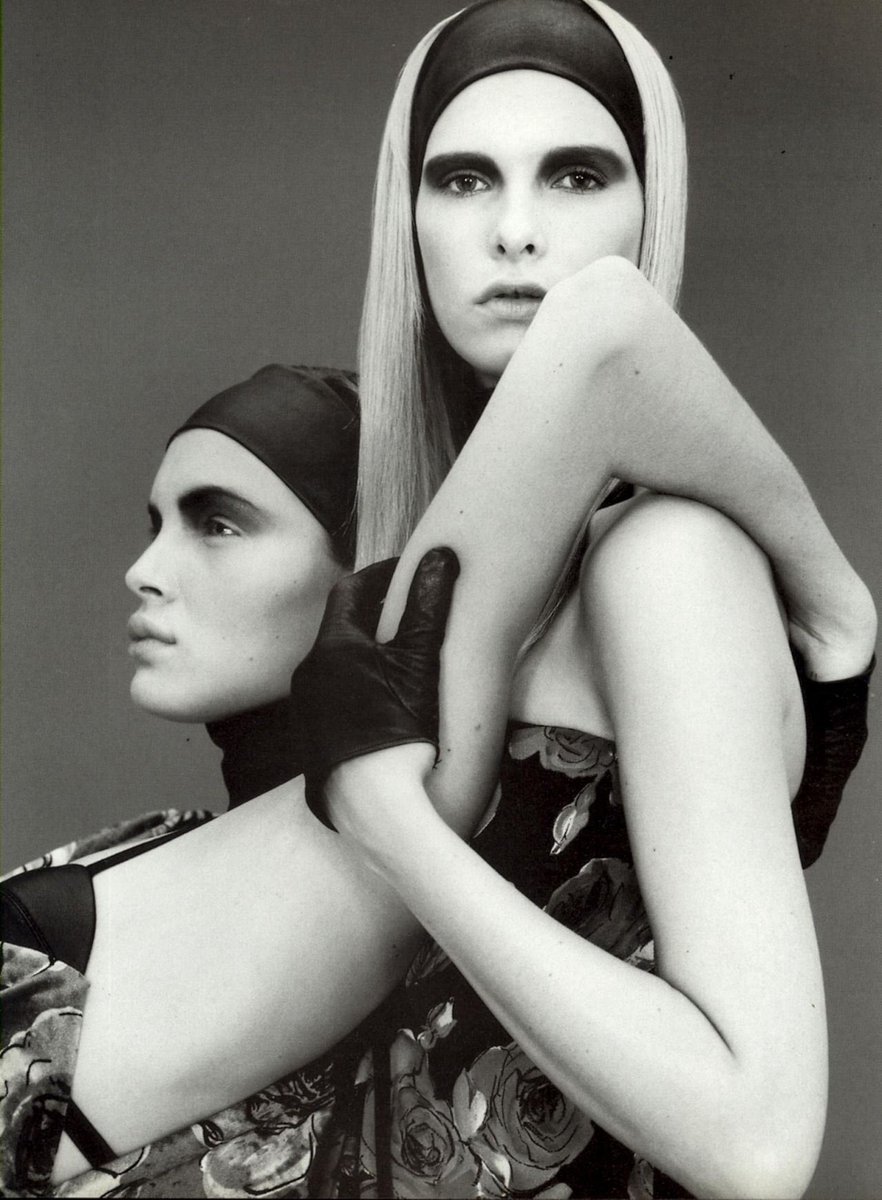 53/Esther Cañadas et Christina Kruse pour Vogue Italia en septembre 1997. Tiziano et Squalo pour la couverture du chapitre 84 de Golden Wind en novembre 1997.