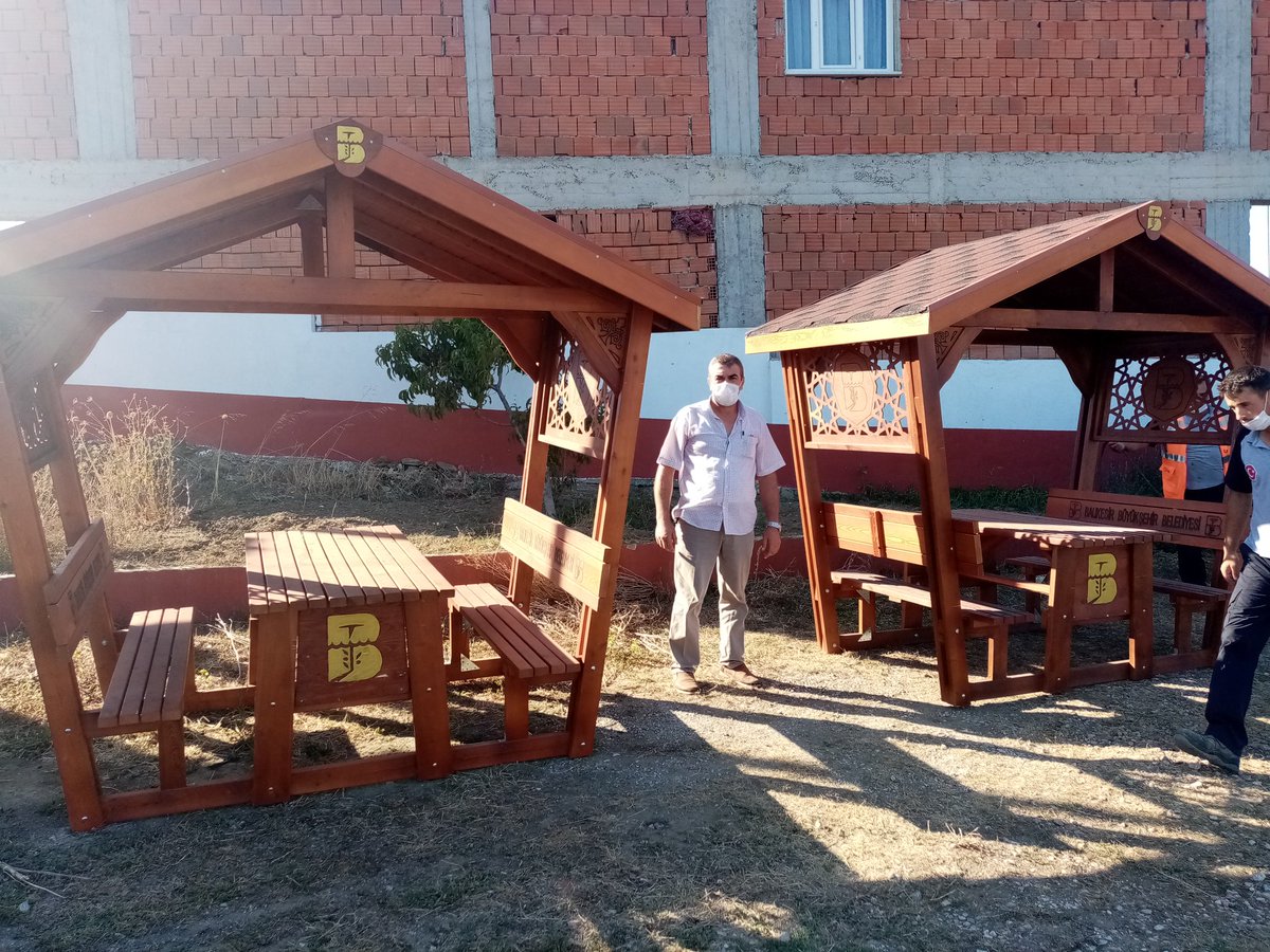 Balıkesir milletvekilimiz sayın Av.Adil Çelik Vekilim ve Balıkesir büyükşehir belediye başkanı Yücel Yılmaz başkanıma Erdek çakıl mahallesi sağlık evine istemiştim olduğum kamelyalari gönderdikleri için Şahsım ve Çakıl mahallesi adına tesekkurlerimi sunuyorum