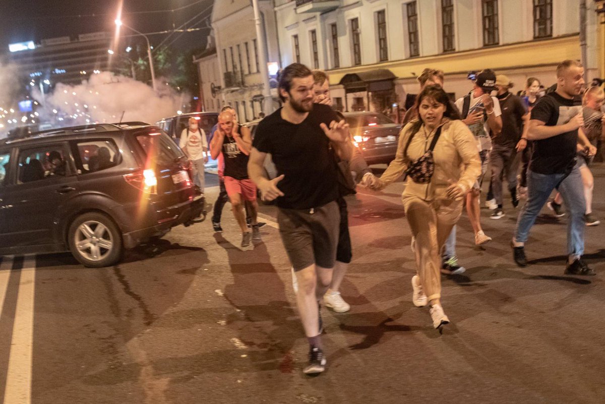 oko_press's tweet photo. Na ulicach Mińska wojsko i milicja. Do każdej grupki strzelają granatami hukowo-błyskowymi i biją - relacja Maćka Piaseckiego z Mińska  @TuPiasecki #belarus  #białoruś  https://t.co/aV4parqx5D https://t.co/L1mn2WkBmo